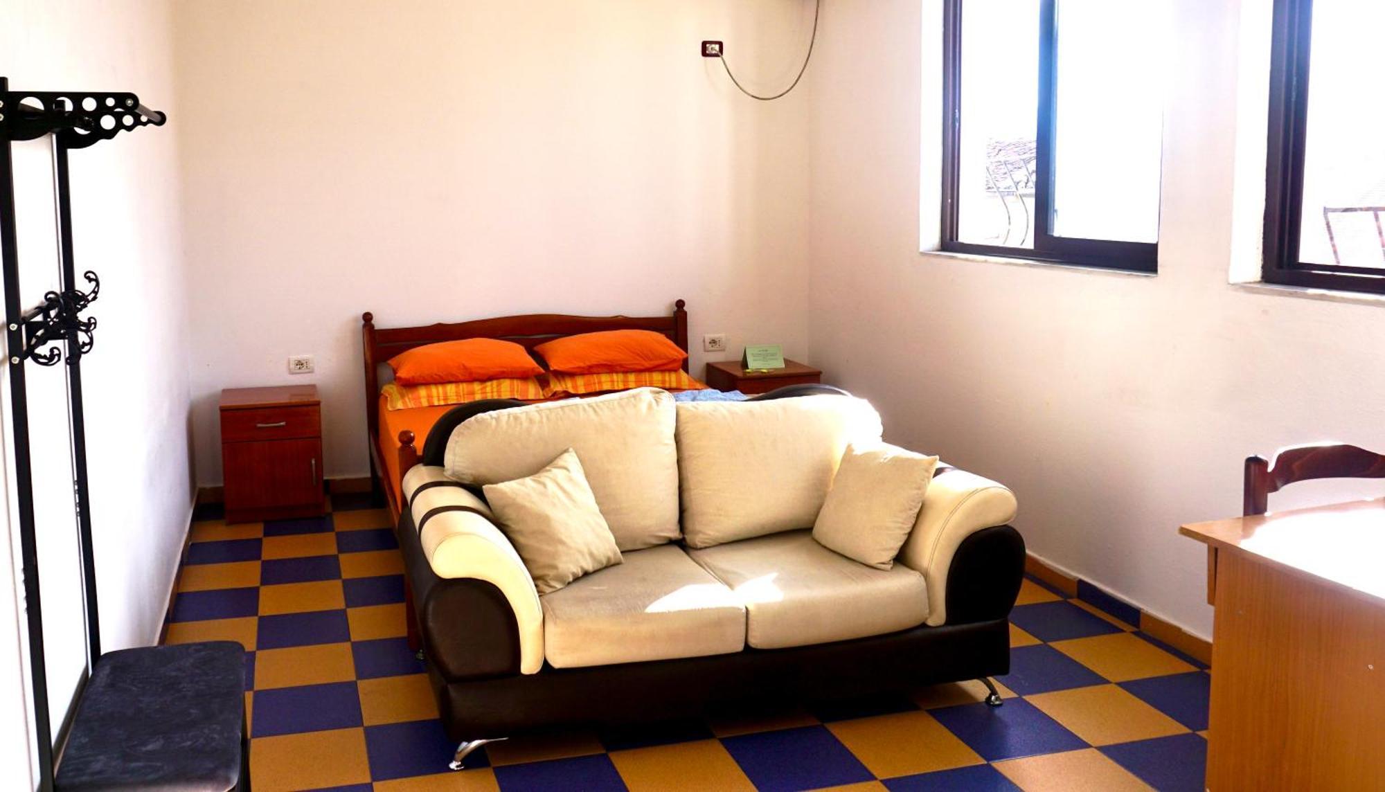 The Galley Party Hostel Shkodër エクステリア 写真